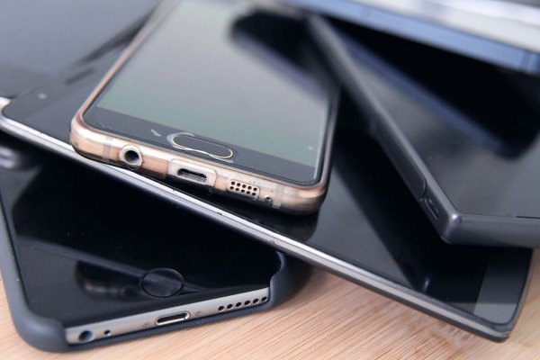 Wer ein altes Smartphone verwenden möchte, sollte darauf achten, dass es immer noch sicherheitsrelevante Updates hierfür gibt. - © Karolin Krämer/dpa-tmn/dpa