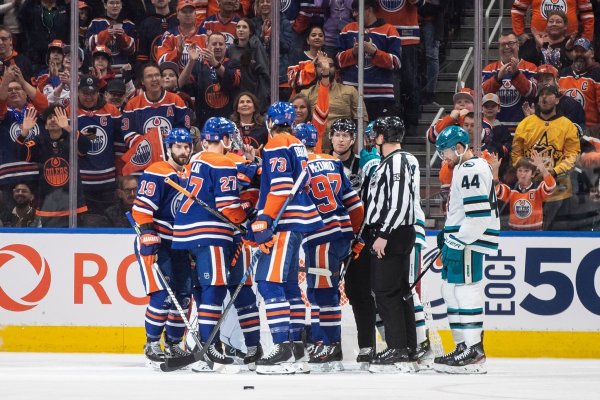 Eishockey: Marc-Edouard Vlasic (44) von den San Jose Sharks sieht zu, wie die Edmonton Oilers während des ersten Drittels ein Tor feiern. - © JASON FRANSON/The Canadian Press/AP/dpa