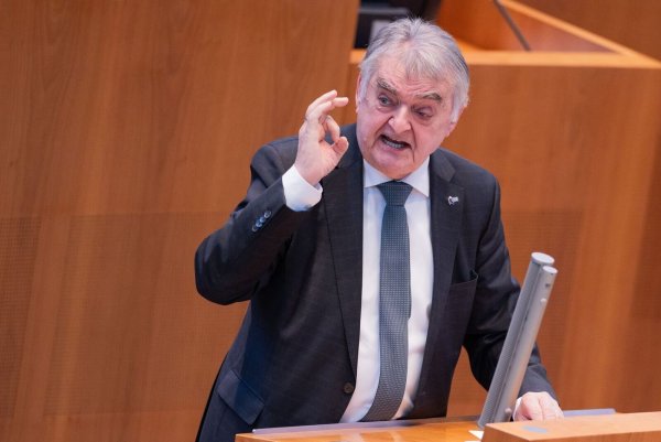 Herbert Reul (CDU), Innenminister von Nordrhein-Westfalen, spricht im Düsseldorfer Landtag. Trotz der Freigabe von Cannabis für Erwachsene in Deutschland erwartet er von Polizistinnen und Polizisten, dass sie «clean» zum Dienst erscheinen. - © Rolf Vennenbernd/dpa