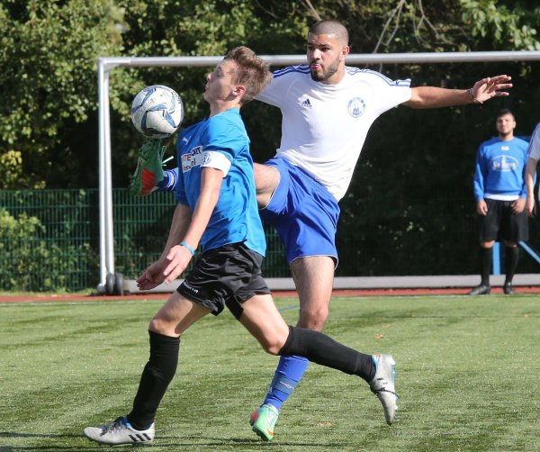 Luftkampf: Jerxens Marius Jans (links) muss sich gegen den Lemgoer AlanNamo behaupten - © Paul Cohen