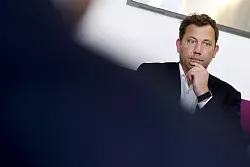 Bundesfinanzminister Lars Klingbeil (SPD) hat im Haushalt noch einige Löcher zu stopfen. - © picture alliance / Panama Pictures