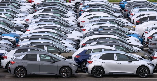 Die Nachfrage nach Elektroautos steigt weiter, insgesamt stagniert der Neuwagenmarkt in Deutschland aber. (Archivbild) - © Hendrik Schmidt/dpa