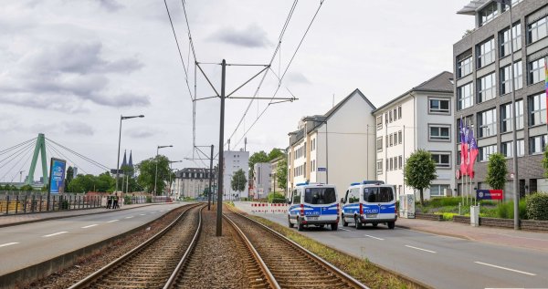20.000 Menschen mussten ihre Wohnungen verlassen, Straßen wurden gesperrt, auch der Bahnverkehr über den Rhein kam zum Erliegen. - © Christoph Reichwein/dpa