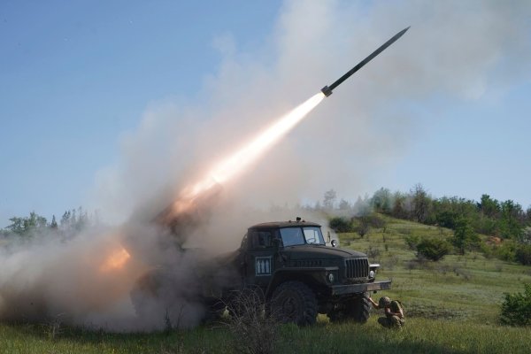 An der Front steht die Ukraine weiter stark unter Druck - © Andrii Marienko/AP/dpa