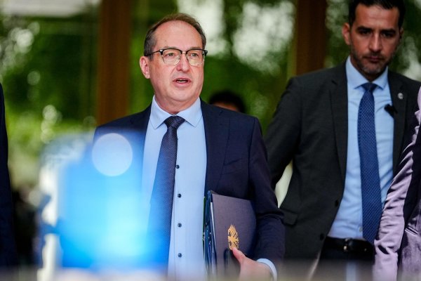 Polizisten können nicht belangt werden, argumentiert Innenminister Dobrindt. (Archivbild) - © Kay Nietfeld/dpa
