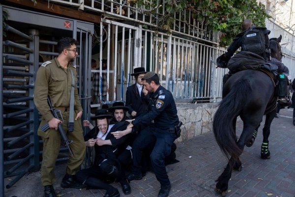 Protest streng religiöser Juden gegen die Wehrpflicht. - © Ohad Zwigenberg/AP