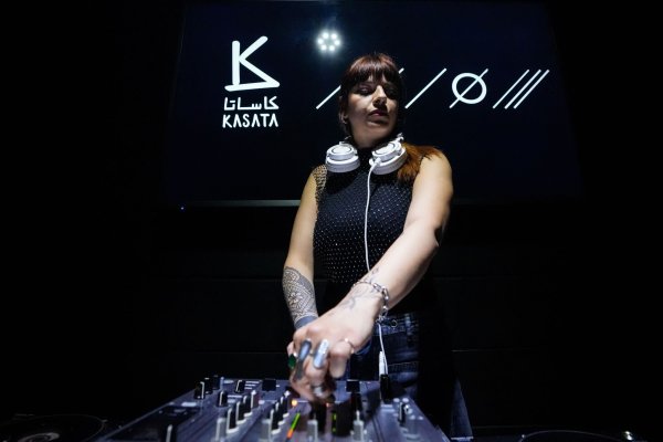 Die in Berlin lebende DJ Nuria legt in Damaskus seit dem Sturz von Machthaber Assad auf. - © Moawia Atrash/dpa
