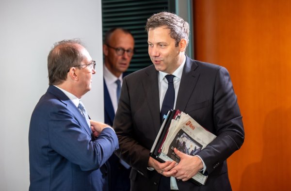 Bundesinnenminister Alexander Dobrindt (CSU) hat diese Woche erneut eine Reform ins Kabinett gebracht. - © Michael Kappeler/dpa