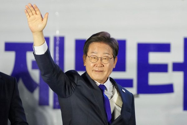 Die Südkoreaner haben nach einer mehrmonatigen Staatskrise über ein neues Staatsoberhaupt entschieden. - © Lee Jin-man/AP/dpa