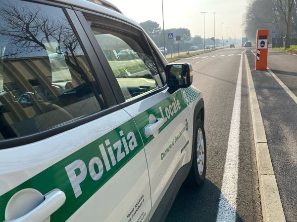 Auch vielen deutschen Urlaubern bekannt: Blitzer-Säulen in Italien. (Archivbild) - © Gemeindeverwaltung Buccinasco/dpa