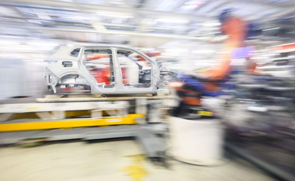 Deutsche Hersteller wie VW leiden unter schwacher Nachfrage und hohen Kosten. (Archivfoto) - © Julian Stratenschulte/dpa