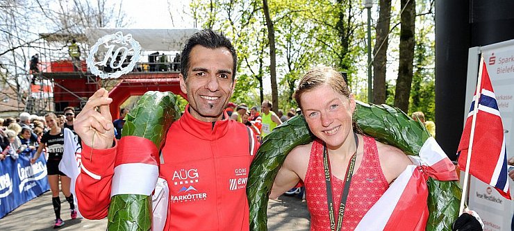 Die Sieger: Elias Sansar gewinnt zum 10. Mal den Hermannslauf, Hilde Aders zum dritten Mal. - © Christian Weische