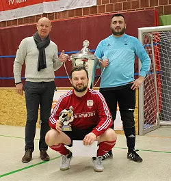 Happy: (von links) Kasi-Cup-Turnierchef Günther Bohnert, Demir Ferhan und Christian Schiprowski (beide Post-TSV Detmold). - © Kai Hahn