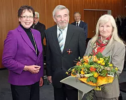 Regierungspr&auml;sidentin Marianne Thomann-Stahl hat heute den Eheleuten Waltraud und J&uuml;rgen M&uuml;ller aus Schieder-Schwalenberg das Verdienstkreuz Erster Klasse des Verdienstordens der Bundesrepublik Deutschland verliehen. - &copy; Foto: Bezirksregierung Detmold