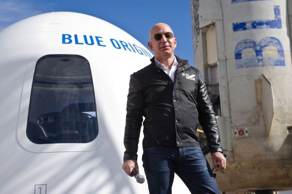 Milliardär Jeff Bezos - © Foto: Chuck Bigger/Space Symposium via ZUMA Wire/dpa