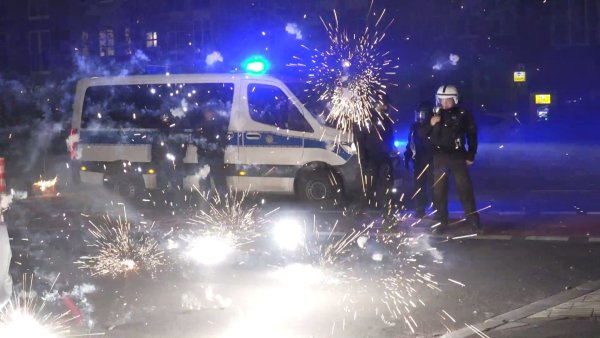 Gegen übermäßige Pyrotechnik diskutiert die Politik über geeignete Schritte. - © Julius-Christian Schreiner/TNN/dpa