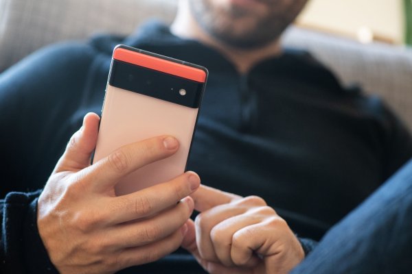 Google hat für Pixel-6-Smartphones und neuere Modelle mit Android 15 eine Funktion zum optimierten Laden eingeführt, die den Ladevorgang bei 80 Prozent stoppt. - © Franziska Gabbert/dpa-tmn