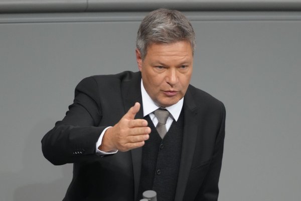 Grünen-Kanzlerkandidat Habeck hält eine Erhöhung der Verteidigungsausgaben auf 3,5 Prozent für nötig. - © Kay Nietfeld/dpa