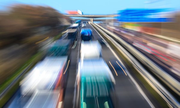 In vielen Lkw sind Sicherheitssysteme manipuliert. (Symbolbild) - © Hendrik Schmidt/dpa