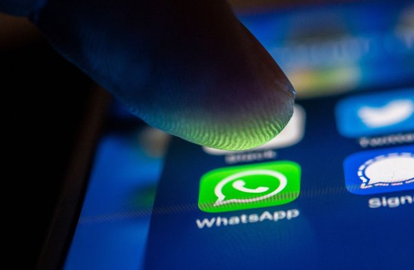 Betrüger versenden gefälschte WhatsApp-SMS mit Links zu Phishing-Seiten, über die sie unbemerkt Zugriff auf persönliche Daten und Konten erhalten. - © Zacharie Scheurer/dpa-tmn