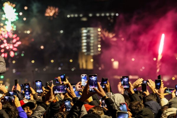 Silvester in Düsseldorf - und Tausende Menschen am Rheinufer filmen mit. - © Christoph Reichwein/dpa