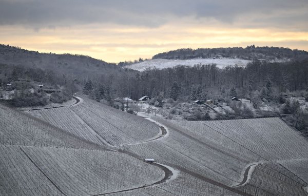 Am Wochenende droht in vielen Teilen Deutschlands Glätte. - © Bernd Weißbrod/dpa
