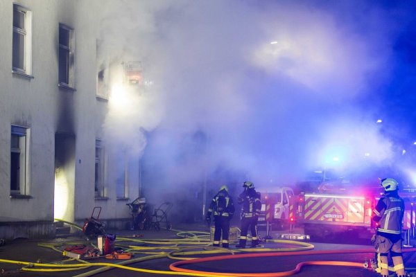 Mehr als ein Dutzend Menschen wurden bei dem Brand verletzt. - © Justin Brosch/dpa