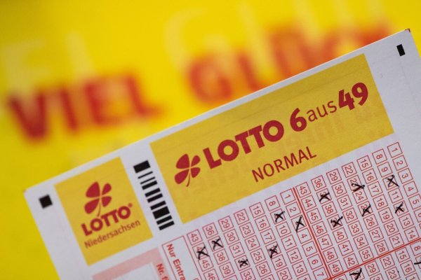 Viele Menschen spielen Lotto - im vergangenen Jahr lag der Einsatz bei mehr als 8,5 Milliarden Euro. (Archivbild) - © Swen Pförtner/dpa