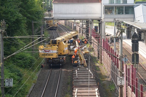 Bereits im vergangenen Jahr wurde an der Bahnstrecke zwischen Berlin und Hamburg gebaut. (Archivbild) - © Marcus Brandt/dpa