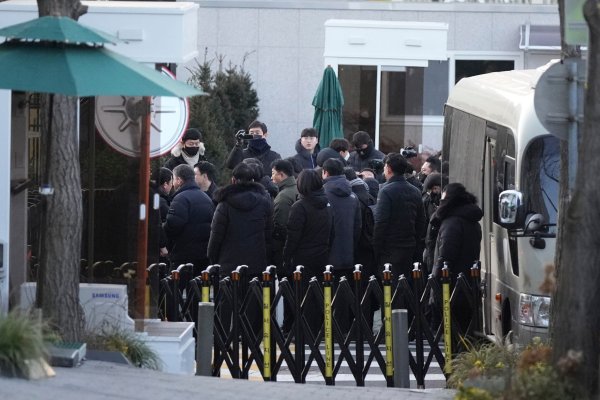 Vor dem Sitz des Präsidenten befand sich vor dem Festnahme-Versuch ein großes Polizeiaufgebot. - © Lee Jin-man/AP/dpa