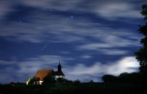 An vielen Orten Deutschlands wird der Himmel vermutlich nicht klar genug für einen Blick auf die Sternschnuppen der Quadrantiden sein. (Symbolbild) - © Karl-Josef Hildenbrand/dpa
