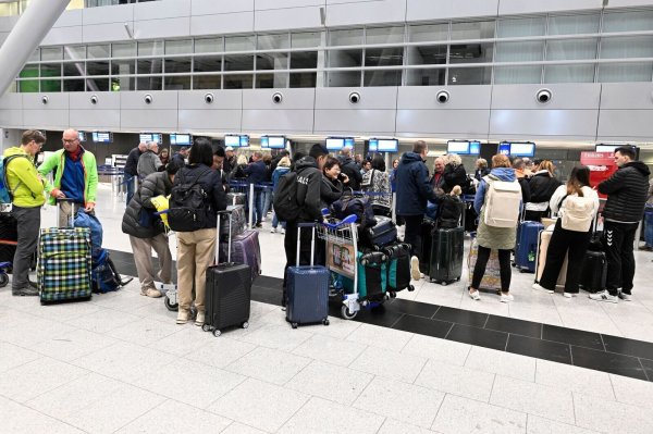 Für viele Passagiere wurde die Grenzkontrolle an den deutschen Flughäfen wegen einer IT-Störung zur Nervenprobe. - © Roberto Pfeil/dpa