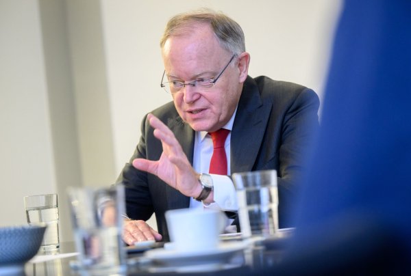 Deutschland sei das einzige Industrieland, das versuche, durch Sparen ans Ziel zu kommen, sagt Niedersachsens Ministerpräsident Weil. (Archivbild) - © Julian Stratenschulte/dpa