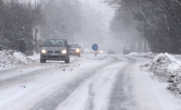 Der erste Schnee hat auch die lippischen Straßen kurzzeitig mit einem weißen FIlm benetzt - ähnlich wie auf diesem Foto aus dem vergangenen Jahr. Der DWD warnt im Süden Lippes vor Glatteis. - © Archivfoto: Vera Gerstendorf-Welle