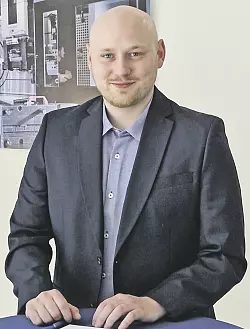 Tobias Haak k&uuml;mmert sich bei der IHK Lippe zu Detmold um die Berufsberatung. - &copy; IHK Lippe zu Detmold