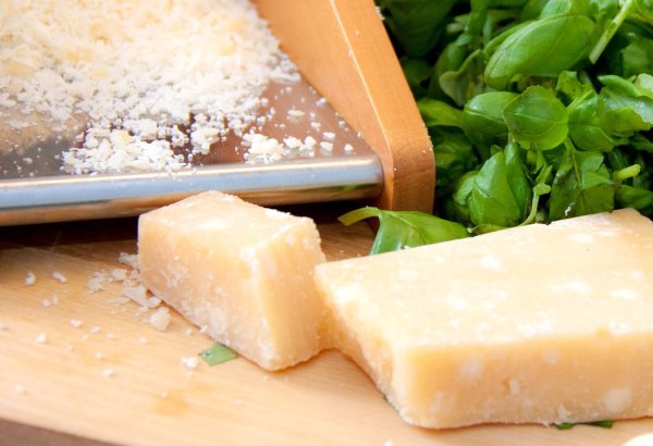Parmesan und Grana Padano sind beides italienische Hartkäsesorten, unterscheiden sich aber in Details. - © Mascha Brichta/dpa-tmn