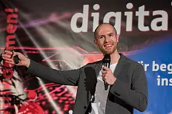 Stellt die k&uuml;nftigen Entwicklungen auf verschiedenen Themenfeldern vor: Der Berliner Frank Eilers ist der erste Referent der diesj&auml;hrigen Weiterbildungsreihe &bdquo;Zukunftsperspektiven". Start ist in Detmold. - &copy; Ulla Heyne