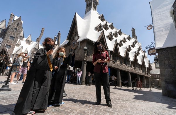 Harry-Potter-Fans in der «Wizarding World of Harry Potter» im Themenpark Universal Studios Hollywood. - © Damian Dovarganes/AP