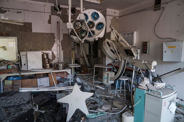 Ein Blick auf die Schäden in dem von russischen Raketen getroffenen Teil des Kinderkrankenhauses. - © Evgeniy Maloletka/AP/dpa