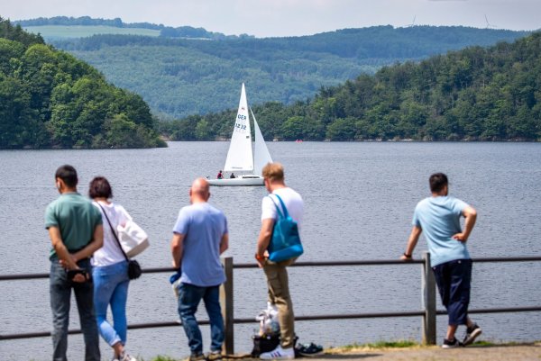 Vor allem Ferienwohnungen und -häuser sind bei Urlaubern im Münsterland, Sauerland und der Eifel gefragt. (Symbolbild) - © Thomas Banneyer/dpa