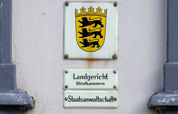 Ein 42-jähriger Deutscher steht wegen Totschlags vor Gericht. Er soll seine Partnerin gewürgt und zwei Tage später mit dem Messer zugestochen haben. (Symboloptik) - © Stefan Puchner/dpa