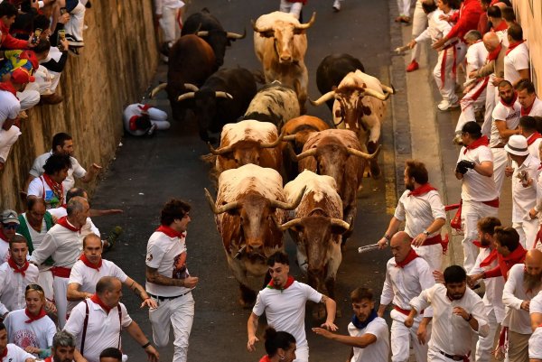 Kurz, heftig und gefährlich - so sind die Stierhatzen seit Jahrhunderten in Pamplona. - © Alvaro Barrientos/AP
