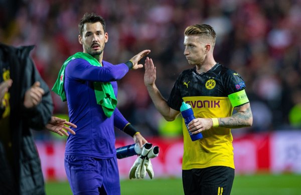 Der ehemalige BVB-Torwart Roman Bürki (l) rät Marco Reus zu einem Wechsel nach Amerika. - © Guido Kirchner/dpa