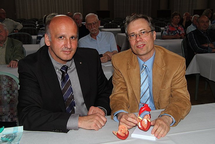 Die Kardiologen Dr. Dirk Härtel (links) und Dr. Pierre-Nicolas Niederst informierten über die Entstehung und Behandlung von Herzinfarkten. - © Foto: Asbrock