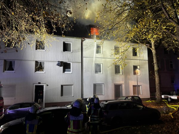 Zwei Menschen erlitten bei dem Brand schwere Rauchgasvergiftungen. - © Justin Brosch/dpa