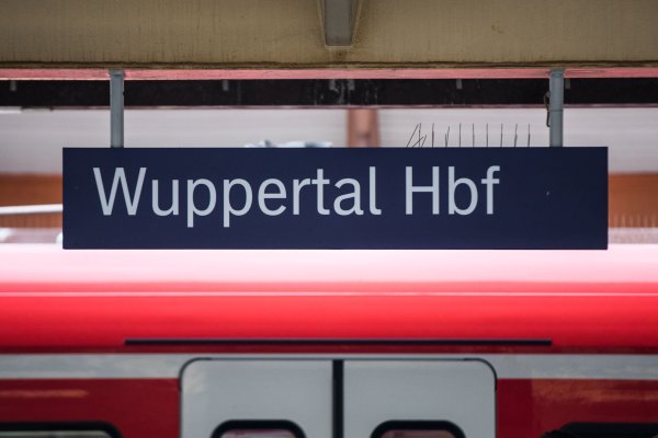 Am Wuppertaler Hauptbahnhof halten während der fünfmonatigen Bauphase überhaupt keine Fernzüge. (Archivbild) - © Marcel Kusch/dpa