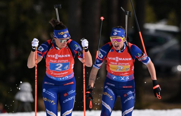 Julia Simon (l) darf nach dem Kreditkartenbetrug an ihrer Teamkollegin Justine Braisaz-Bouchet (r) bei Olympia teilnehmen. (Archivbild) - © Martin Schutt/dpa