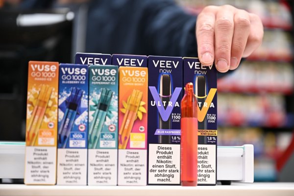 Sie sind bunt designt und haben Geschmacksrichtungen wie «Watermelon Ice» oder «Classic Mint»: Einweg-E-Zigaretten von Philip Morris (Marke Veev) und British American Tobacco (Vuse). - © Wolf von Dewitz/dpa