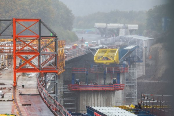 Wegen schwerer Schäden musste die marode alte Rahmede-Talbrücke kurzfristig gesperrt und schließlich durch einen Neubau ersetzt werden. (Archivbild) - © Christoph Reichwein/dpa
