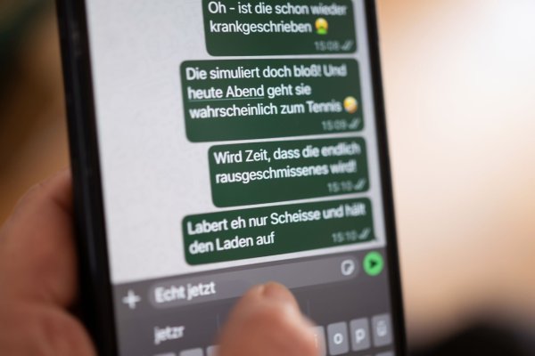 Im Netz und im realen Leben - oft am Arbeitsplatz - wird laut Studie zunehmend schikaniert, diffamiert, beleidigt. (Symbolbild) - © Marijan Murat/dpa